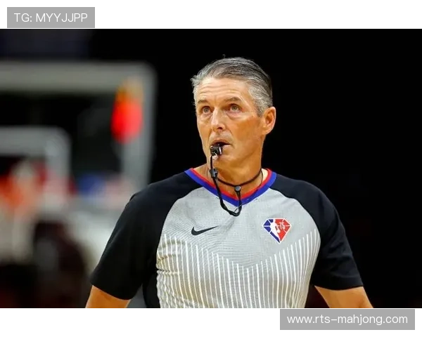 保罗向裁判福斯特合十“乞求”，终结季后赛执裁14连败