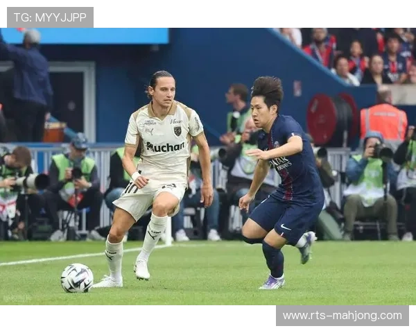 巴黎圣日耳曼主场迎战朗斯，半程冠军归属悬于一线